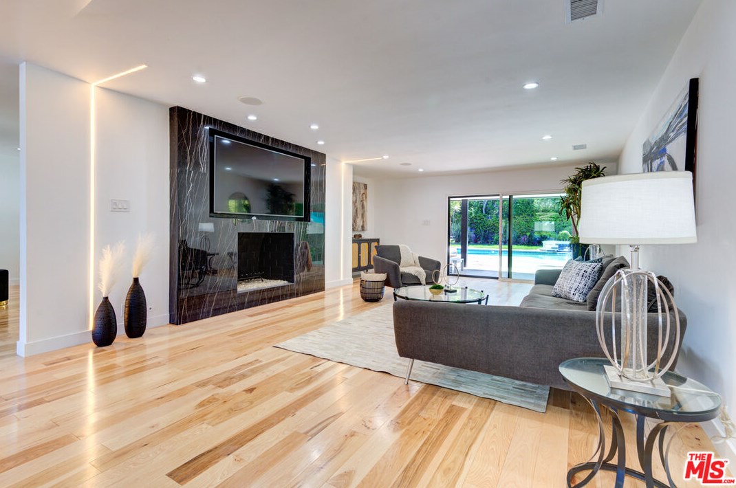 6120 Bedford Ave, Los Angeles CA  90056-2015 exterior