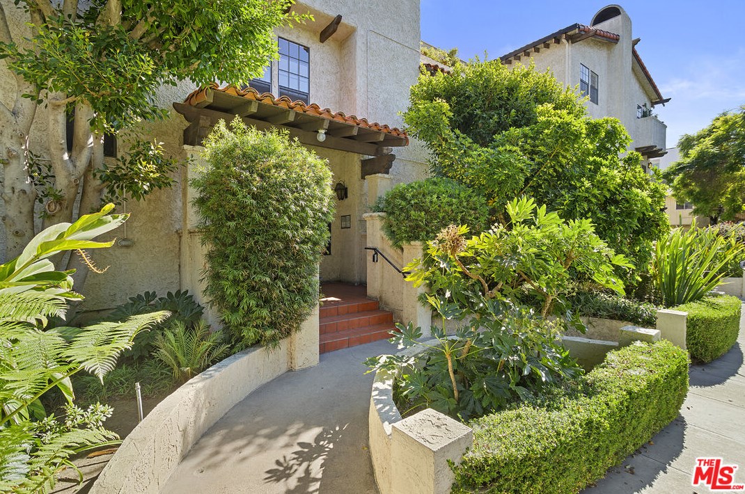 1110 Shenandoah St, Los Angeles CA  90035-2249 exterior