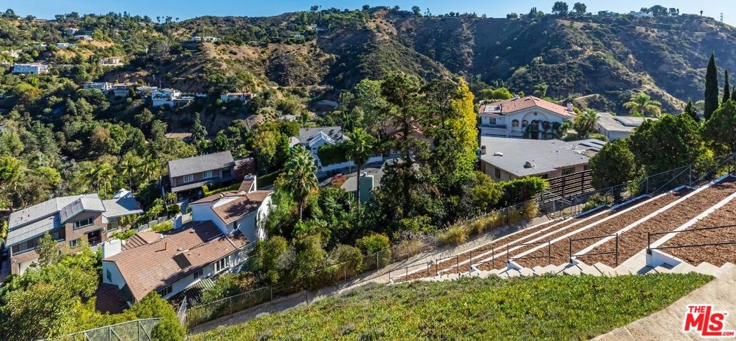 7541 Hermes Dr, Los Angeles CA  90046-1713 exterior