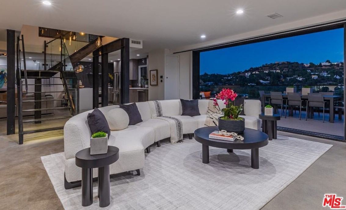7541 Hermes Dr, Los Angeles CA  90046-1713 exterior