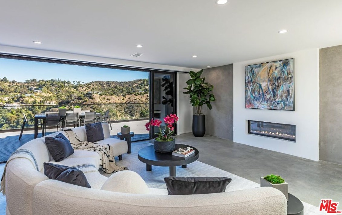 7541 Hermes Dr, Los Angeles CA  90046-1713 exterior