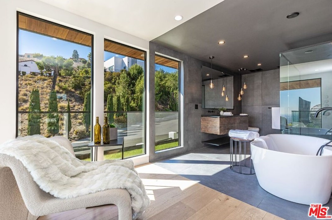 7541 Hermes Dr, Los Angeles CA  90046-1713 exterior
