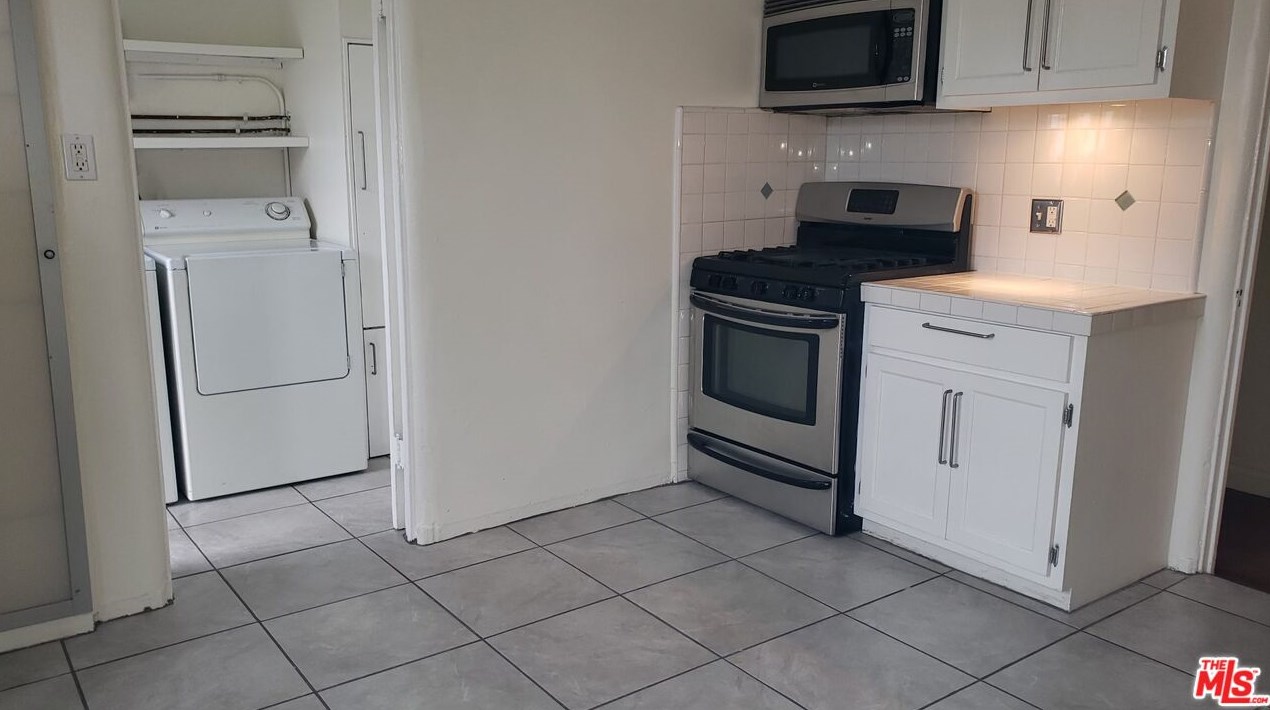 1414 Sierra Bonita Ave, Los Angeles CA  90019-3924 exterior