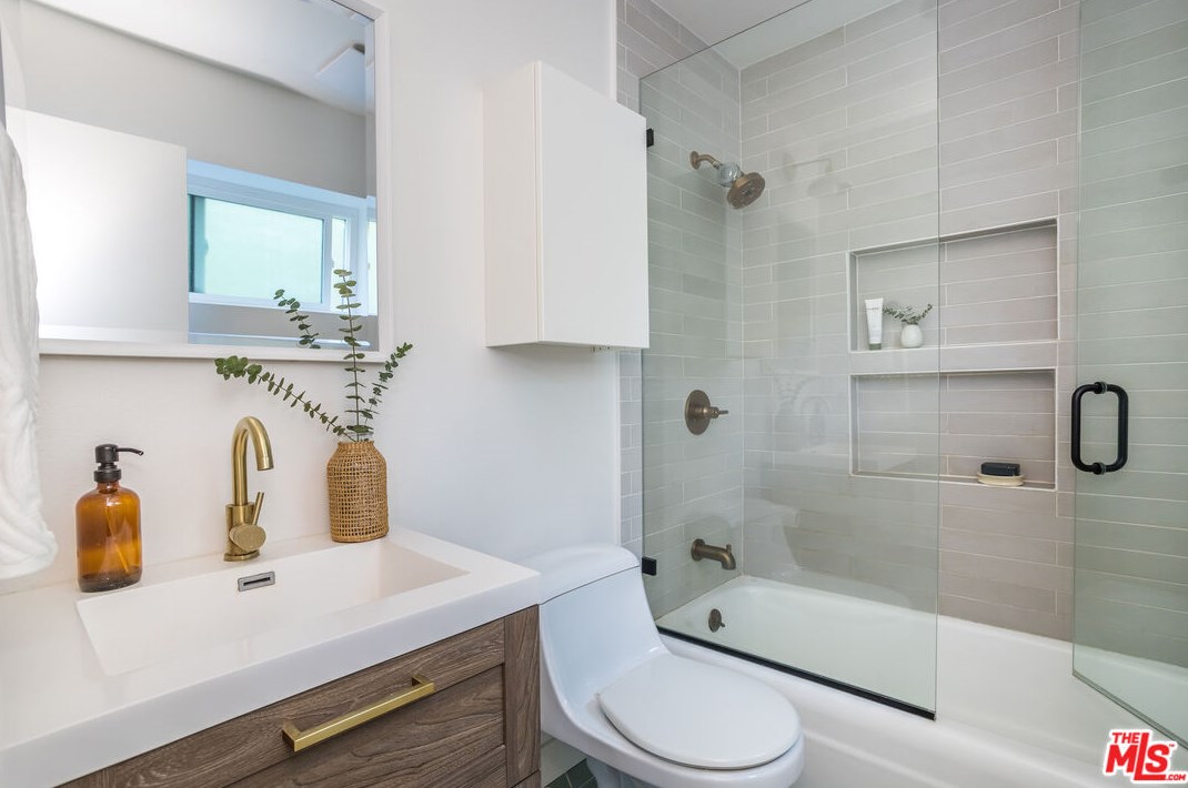 8109 Willow Glen Rd, Los Angeles CA  90046-1618 exterior