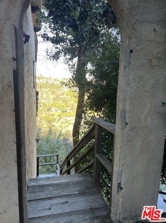 2144 Beech Knoll Rd, Los Angeles CA  90046-1518 exterior