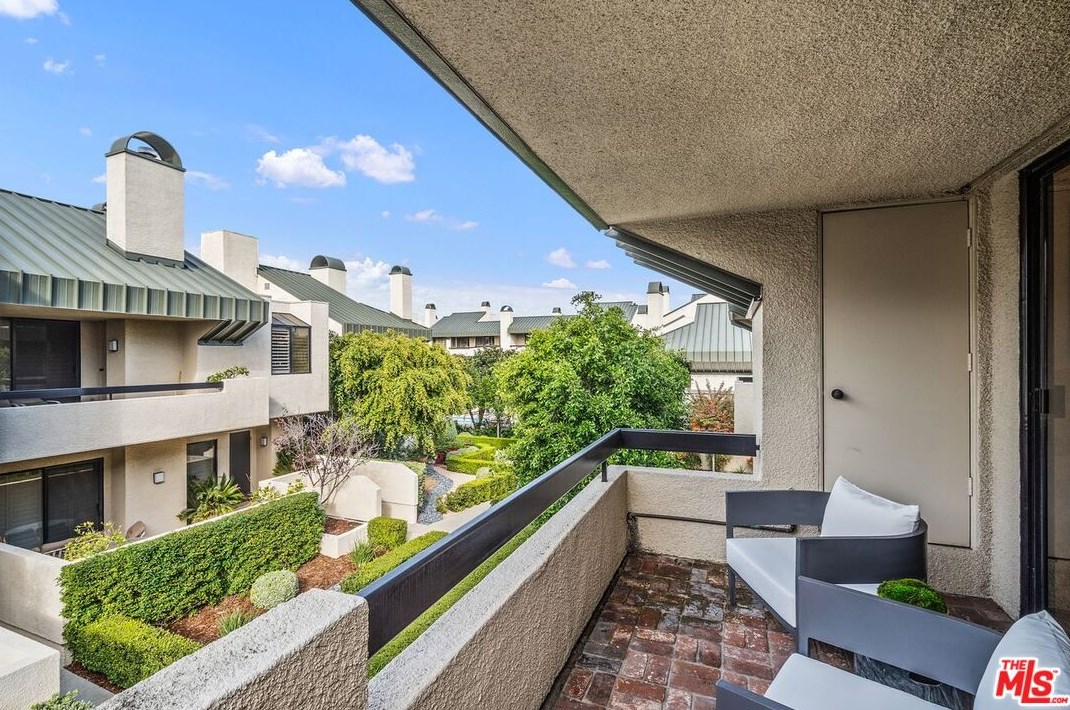 2443 Century Hl, Los Angeles CA  90067-3510 exterior