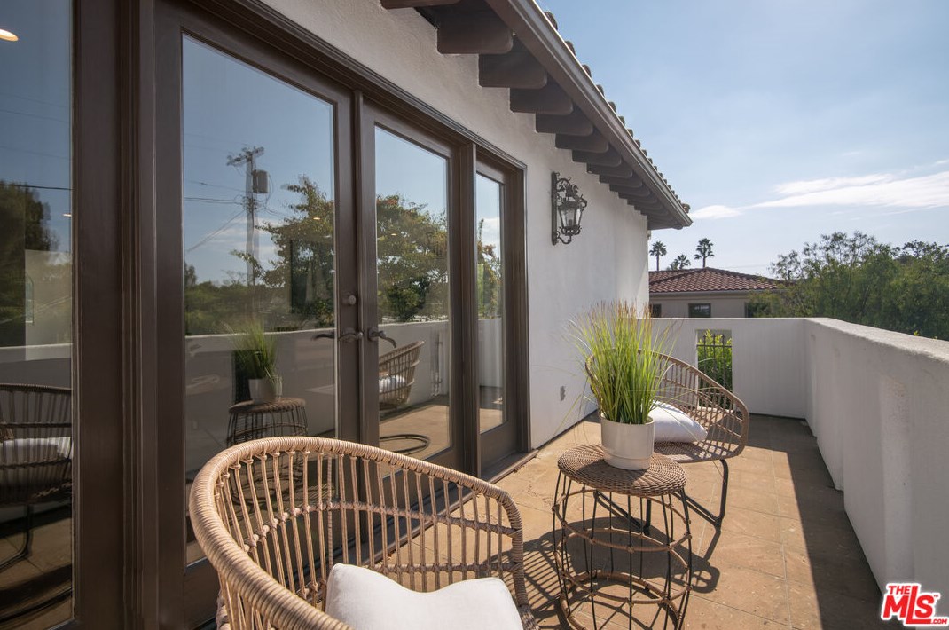 629 Gretna Green Way, Los Angeles CA  90049-4034 exterior