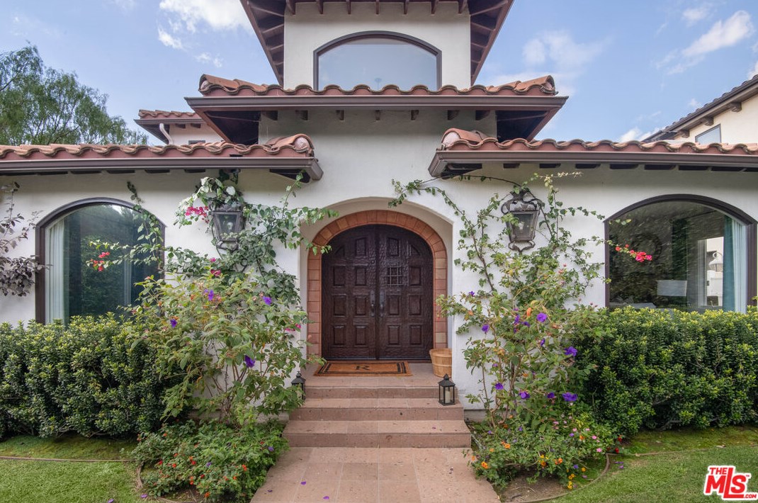 629 Gretna Green Way, Los Angeles CA  90049-4034 exterior