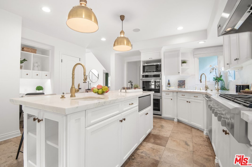 629 Gretna Green Way, Los Angeles CA  90049-4034 exterior