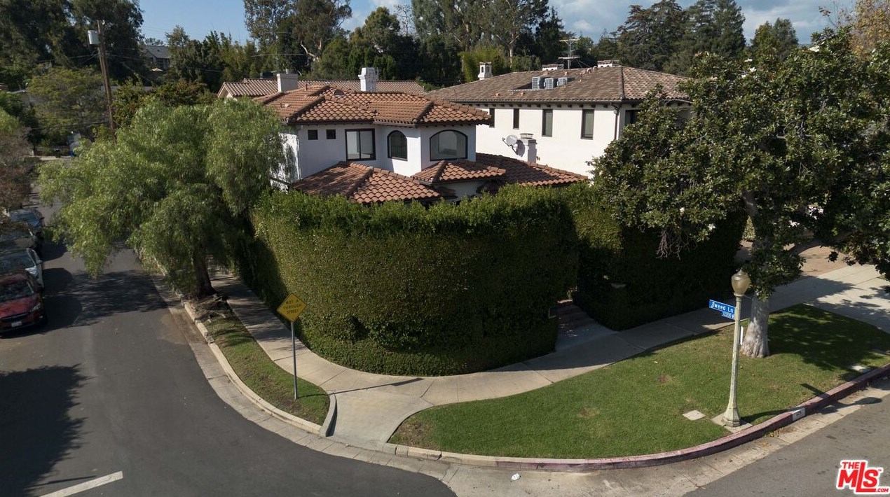 629 Gretna Green Way, Los Angeles CA  90049-4034 exterior