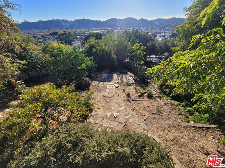 2230 Carlyle Pl, Los Angeles CA  90065-2022 exterior