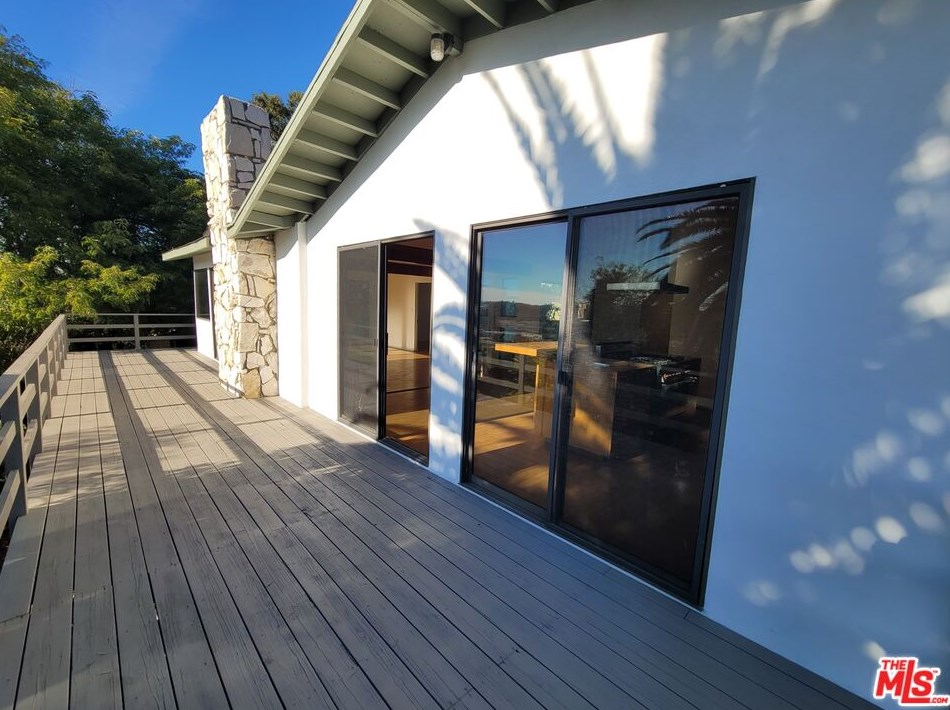 2230 Carlyle Pl, Los Angeles CA  90065-2022 exterior