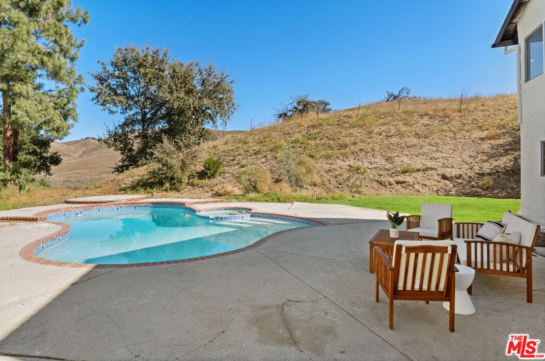 26004 Redbluff Dr, Calabasas, CA 91302