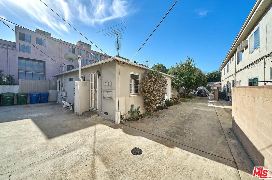 1734 Barrington Ave, Los Angeles CA  90025-4010 exterior