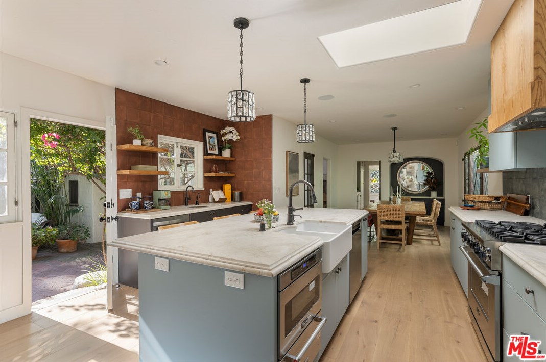 1725 Mount Olympus Dr, Los Angeles CA  90046-2034 exterior