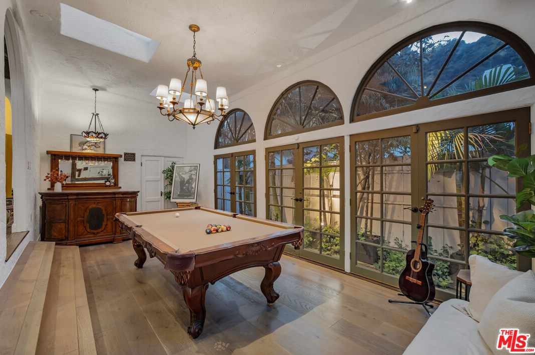 1725 Mount Olympus Dr, Los Angeles CA  90046-2034 exterior