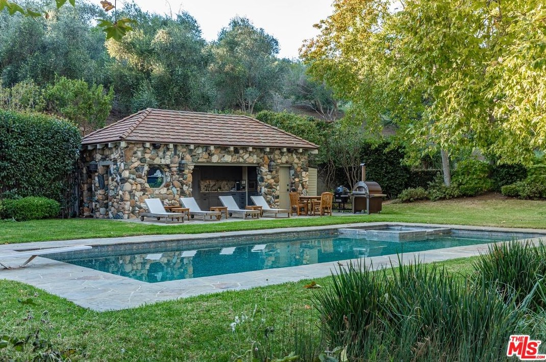 5721 Bonsall Dr, Malibu CA  90265-3816 exterior
