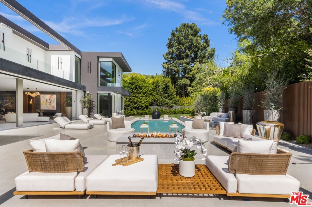 120 Glenroy Ave, Los Angeles CA  90049-2416 exterior