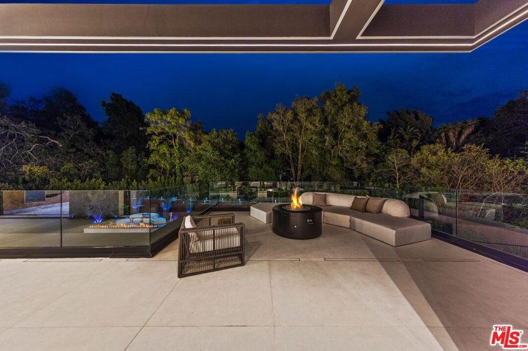 120 Glenroy Ave, Los Angeles CA  90049-2416 exterior