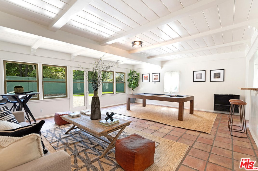 126 Rossmore Ave, Los Angeles CA  90004-3735 exterior