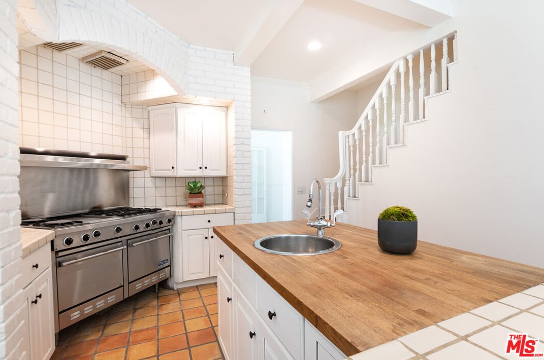 126 Rossmore Ave, Los Angeles CA  90004-3735 exterior