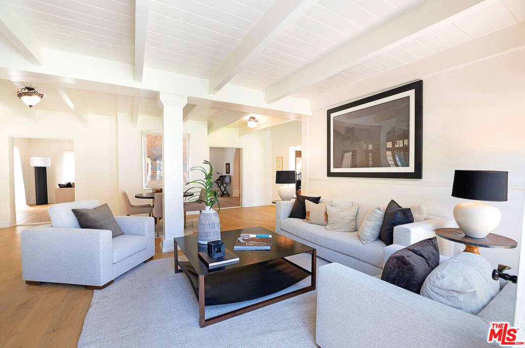 126 Rossmore Ave, Los Angeles CA  90004-3735 exterior