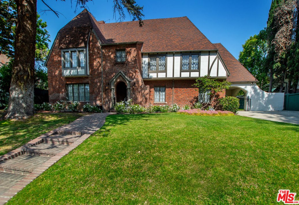 126 Rossmore Ave, Los Angeles CA  90004-3735 exterior