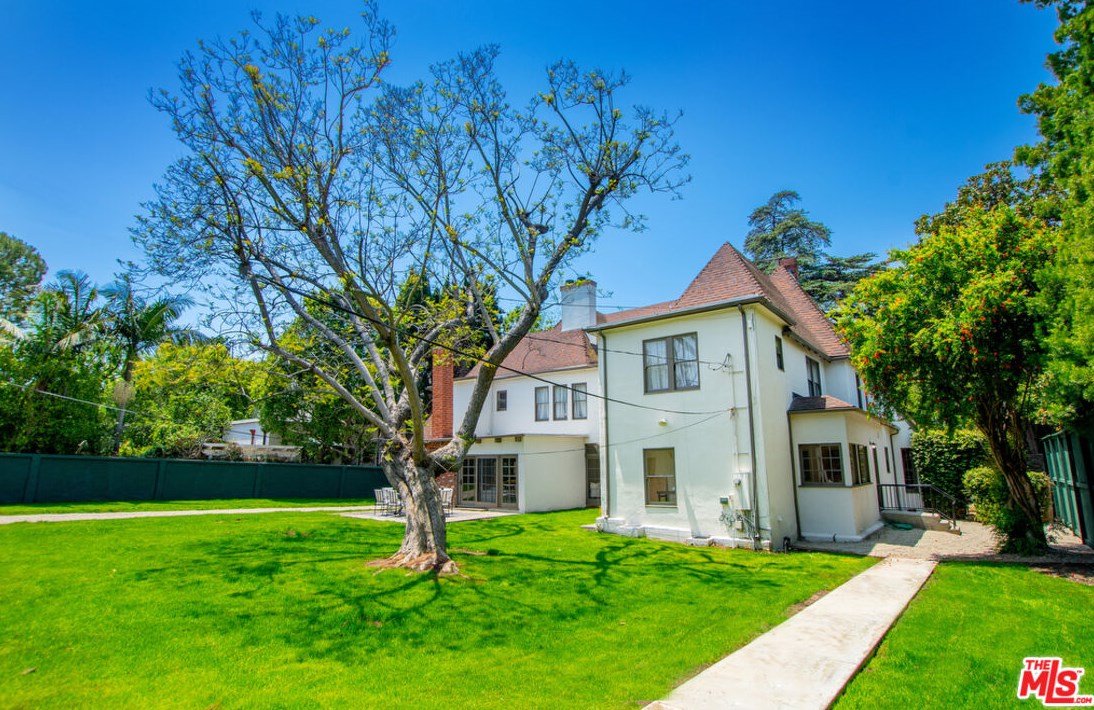 126 Rossmore Ave, Los Angeles CA  90004-3735 exterior