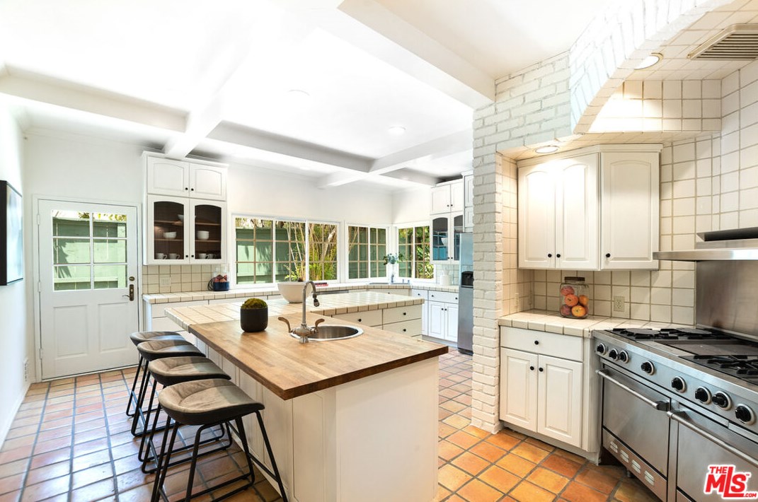 126 Rossmore Ave, Los Angeles CA  90004-3735 exterior