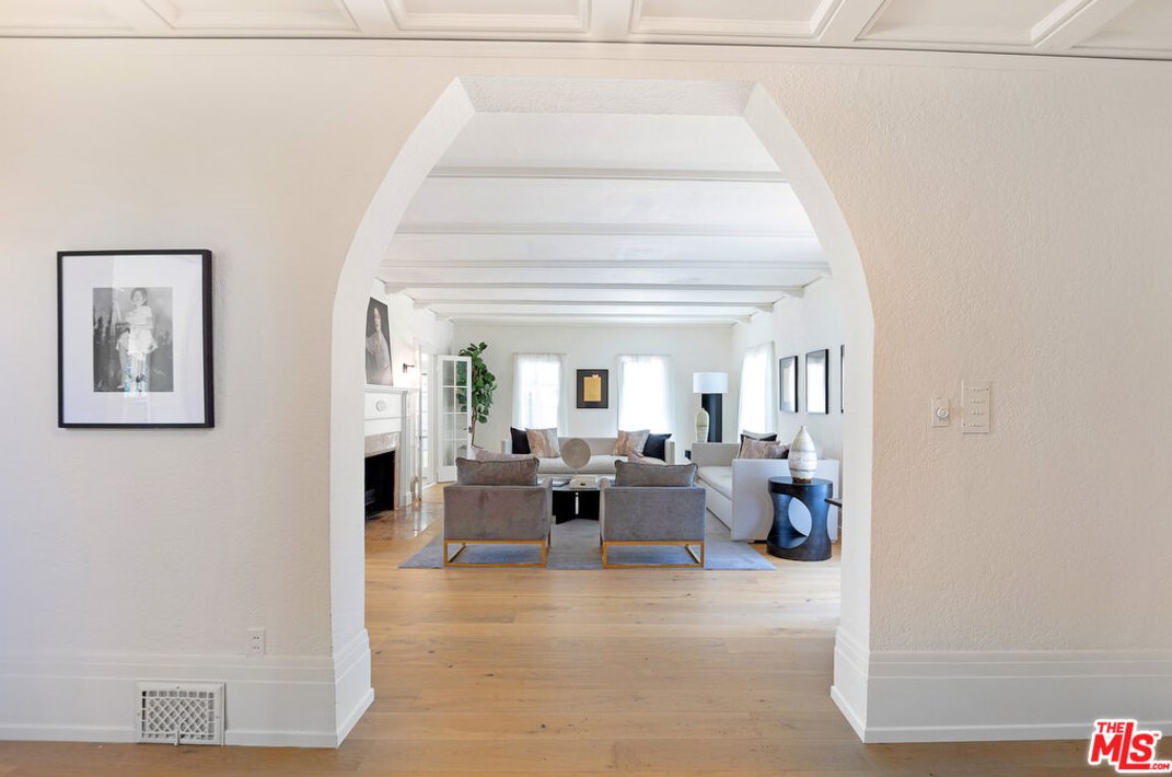 126 Rossmore Ave, Los Angeles CA  90004-3735 exterior