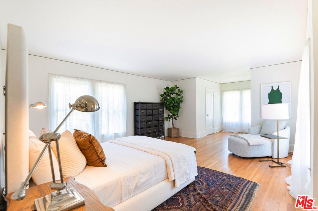 126 Rossmore Ave, Los Angeles CA  90004-3735 exterior