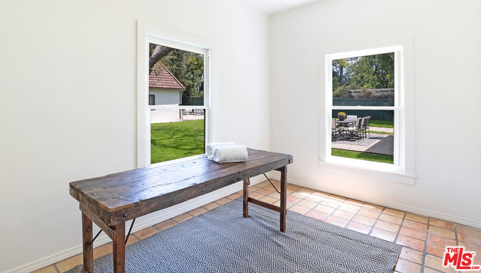 126 Rossmore Ave, Los Angeles CA  90004-3735 exterior
