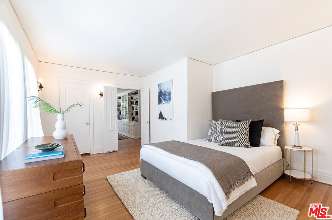 126 Rossmore Ave, Los Angeles CA  90004-3735 exterior