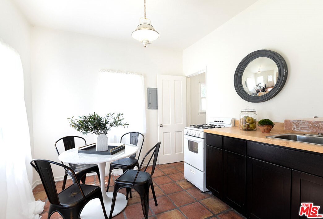 126 Rossmore Ave, Los Angeles CA  90004-3735 exterior