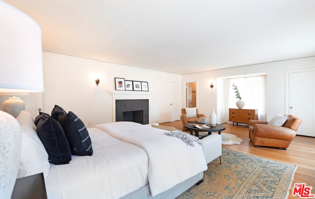 126 Rossmore Ave, Los Angeles CA  90004-3735 exterior