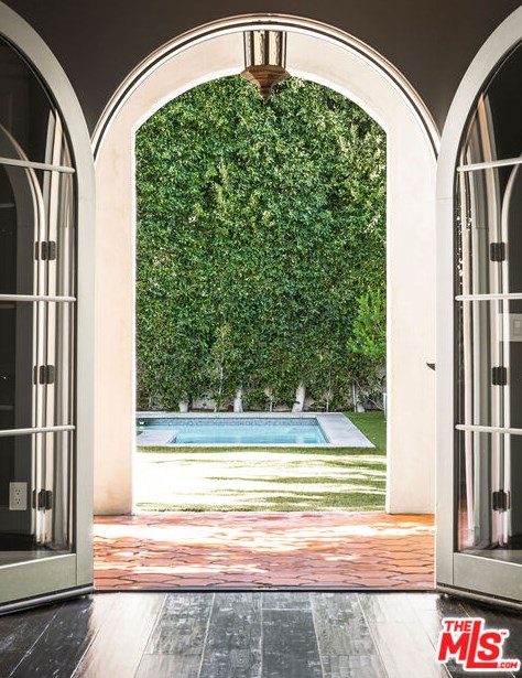 112 Edinburgh Ave, Los Angeles CA  90048-3606 exterior