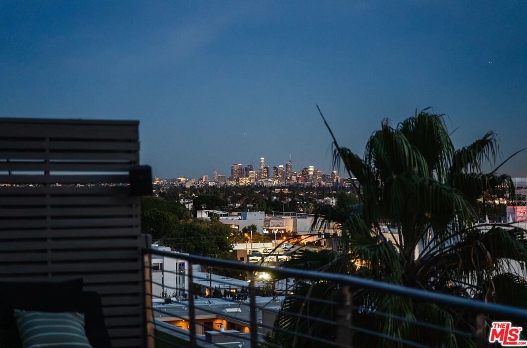1152 La Cienega Blvd, Los Angeles CA  90035-2519 exterior