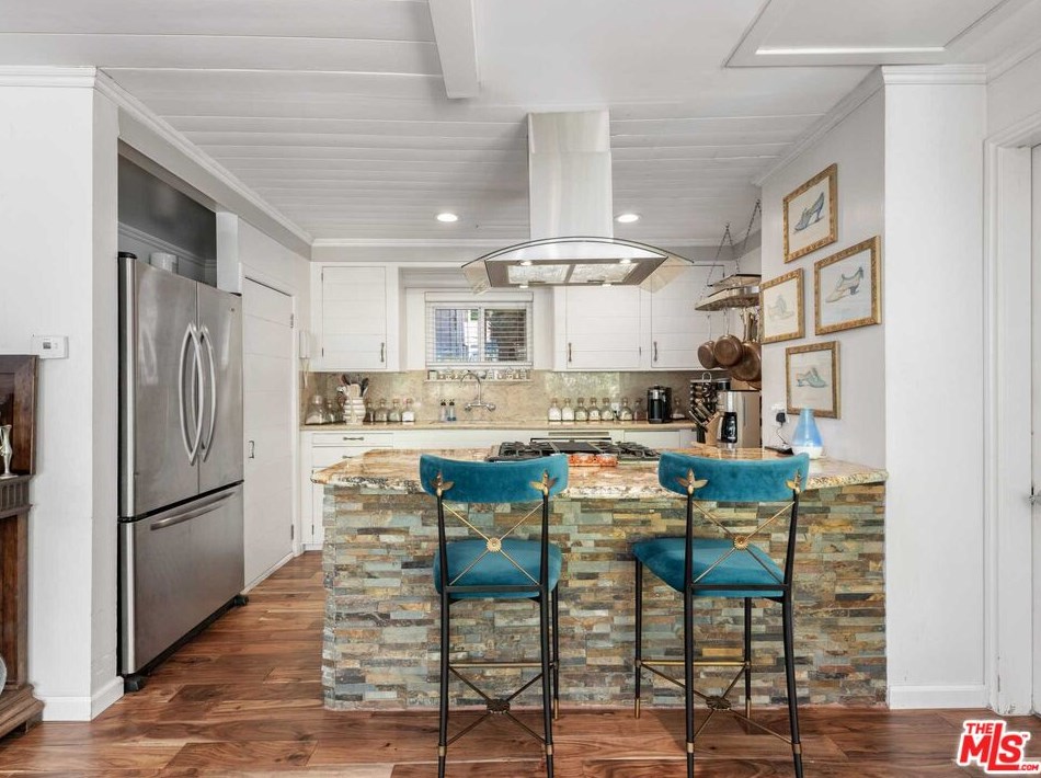 884 Beverly Glen Blvd, Los Angeles CA  90024-4604 exterior