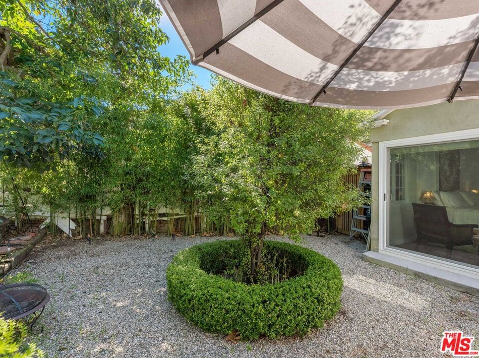 884 Beverly Glen Blvd, Los Angeles CA  90024-4604 exterior