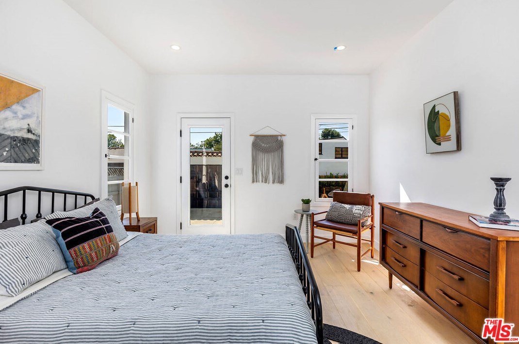1071 Point View St, Los Angeles CA  90035-2616 exterior