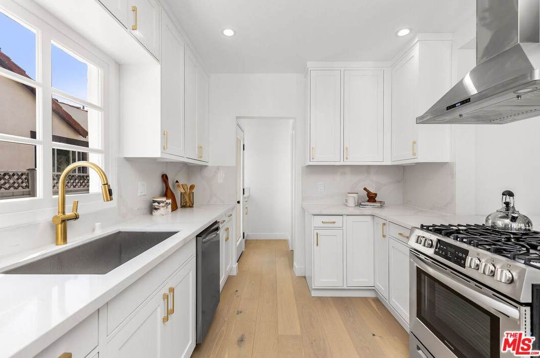 1071 Point View St, Los Angeles CA  90035-2616 exterior