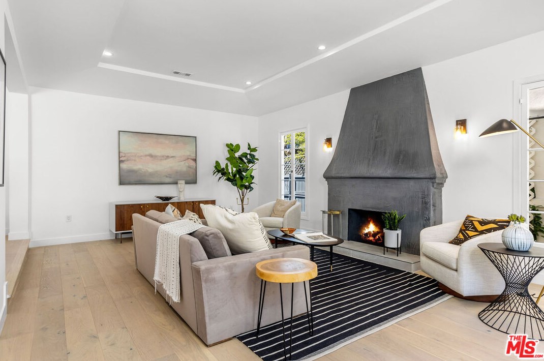 1071 Point View St, Los Angeles CA  90035-2616 exterior