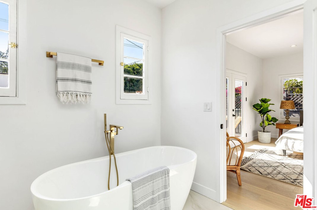 1071 Point View St, Los Angeles CA  90035-2616 exterior