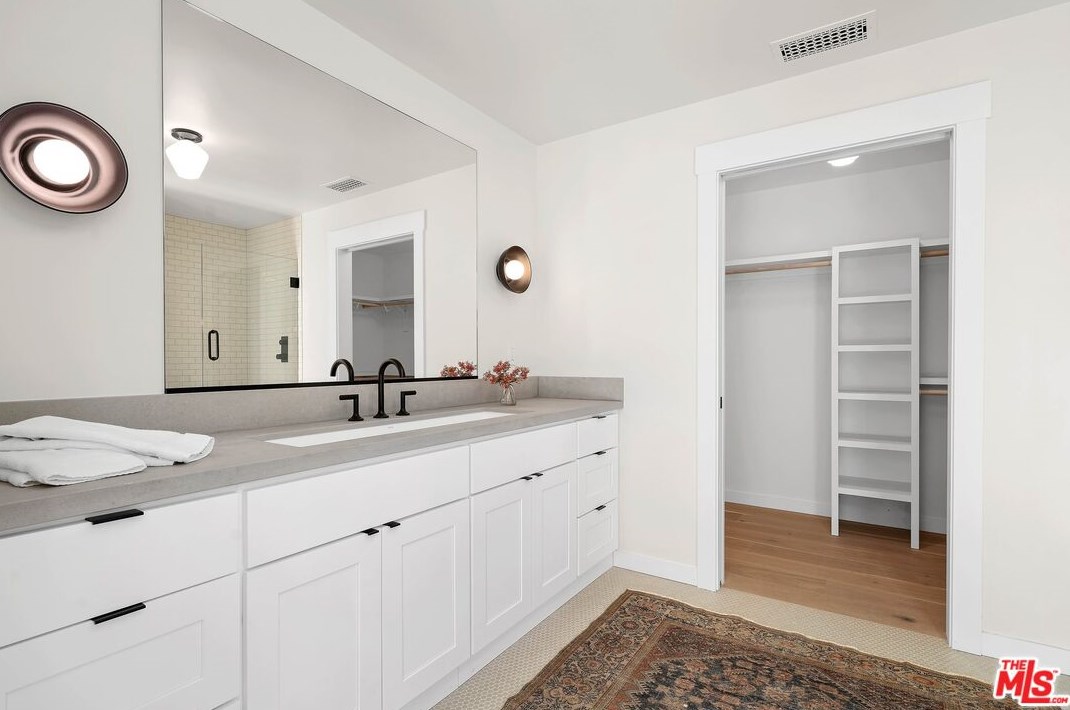 2831 Virginia Rd, Los Angeles CA  90016-3627 exterior