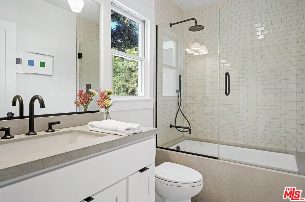 2831 Virginia Rd, Los Angeles CA  90016-3627 exterior