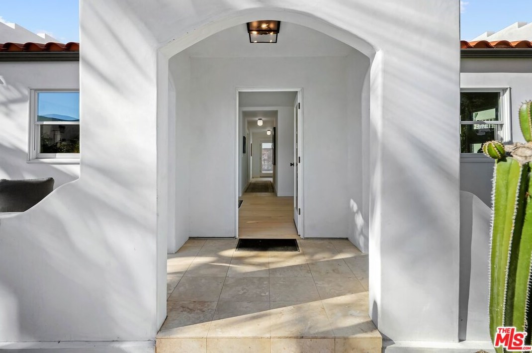 2831 Virginia Rd, Los Angeles CA  90016-3627 exterior