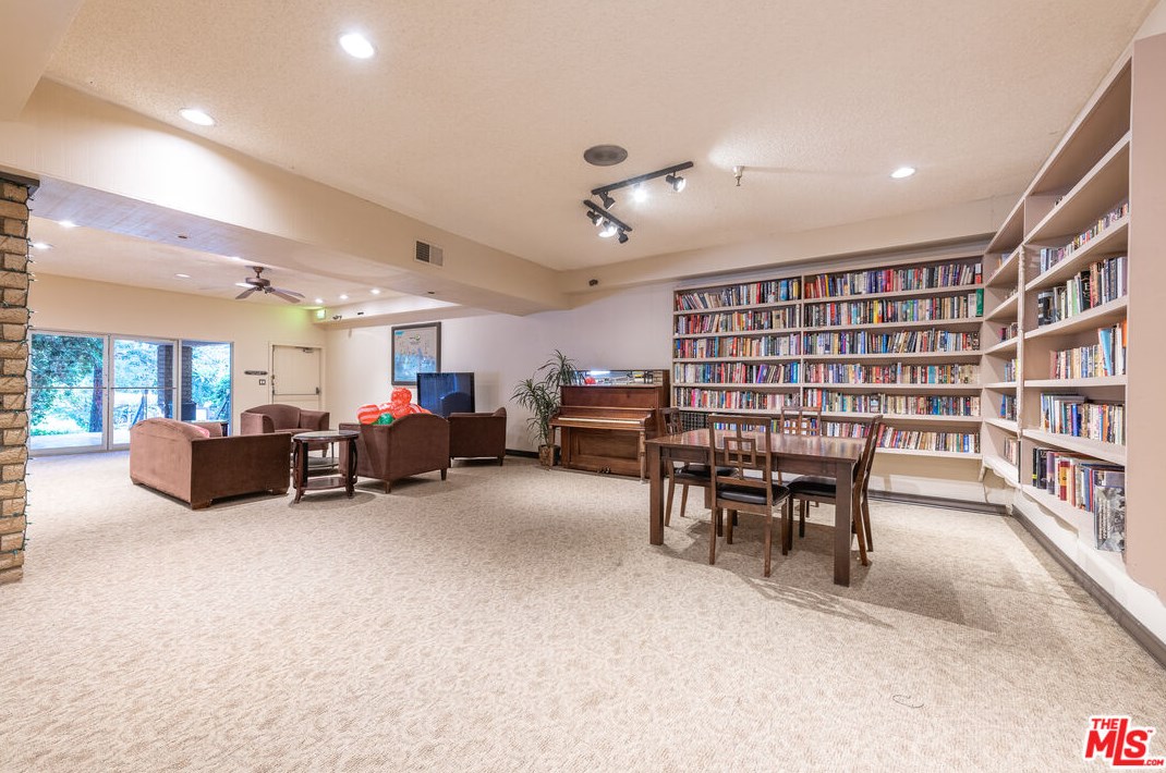 2700 Cahuenga Blvd, Los Angeles CA  90068-2126 exterior