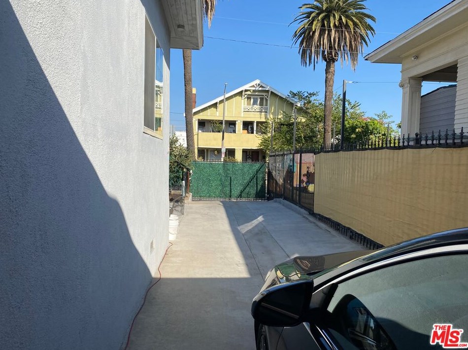 2746 14th St, Los Angeles CA  90006-4202 exterior