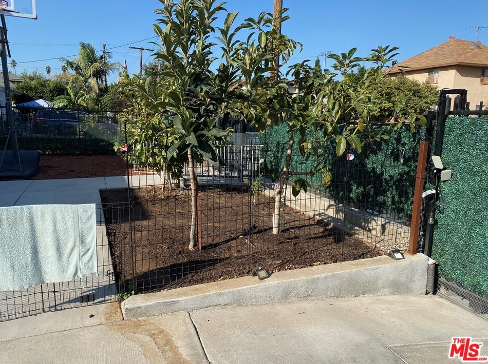 2746 14th St, Los Angeles CA  90006-4202 exterior