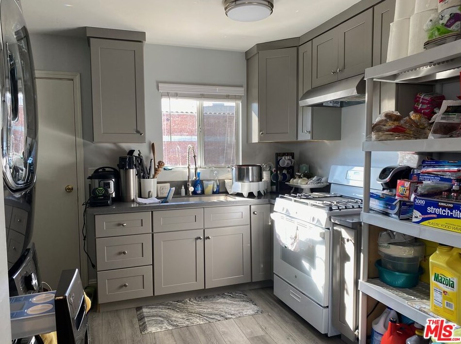 2746 14th St, Los Angeles CA  90006-4202 exterior